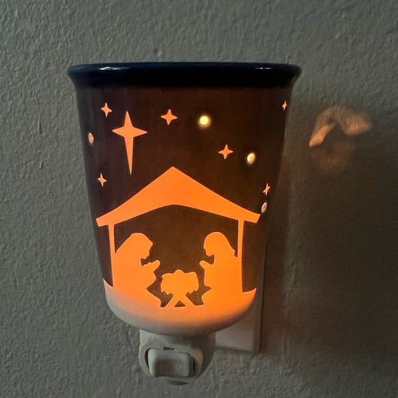 Scentsy wax warmer plug in “Silent night” - Picture 1 of 6